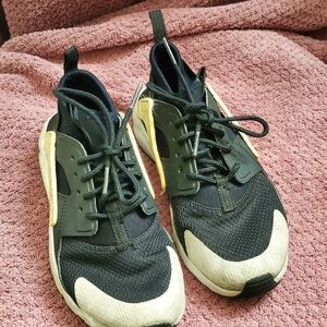Girls Nike Hurache Shoes